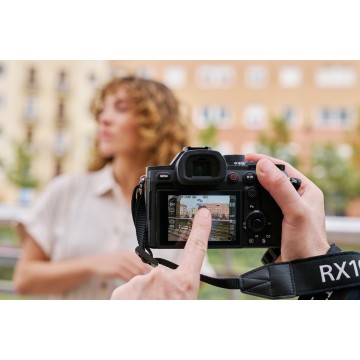 Sony DSC-RX10M5/DSC-RX10 V - 24–600 mm Zoom, 20.1 MP, 30 fps burst shooting| Pre-Order